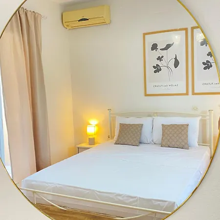 Lora & With Balcony In Corfu דירה *